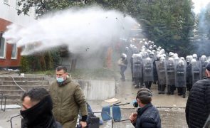 Protesto de apoiantes do ex-primeiro-ministro albanês faz vários feridos