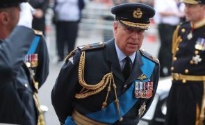 Príncipe André vende chalet de 20 milhões para pagar despesas do caso Epstein