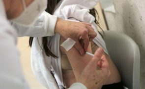Covid-19: Estados Unidos reabrem grandes centros de vacinação em vários estados