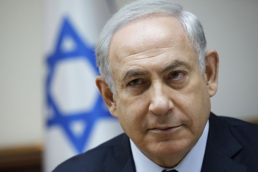 Netanyahu suspeito de abuso de confiança e receber suborno em casos de corrupção