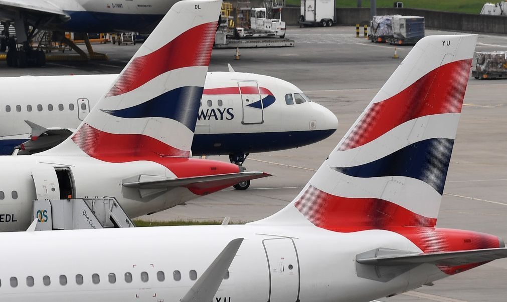 Companhias de aviação britânicas alertam passageiros para possíveis atrasos em aeroportos