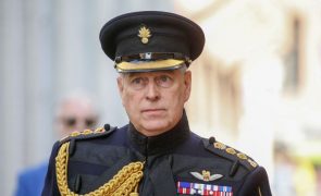 Príncipe André perde títulos militares após acusação de violação nos EUA