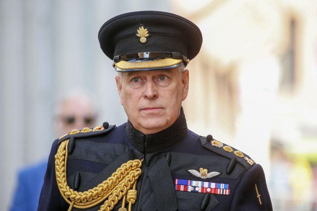 Príncipe André perde títulos militares após acusação de violação nos EUA