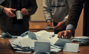 Países ocidentais e UE pedem ao Kosovo que permita a sérvios locais votarem em referendo