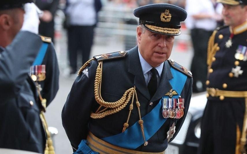 Príncipe André Rainha Isabel II retira títulos reais e militares ao duque de York