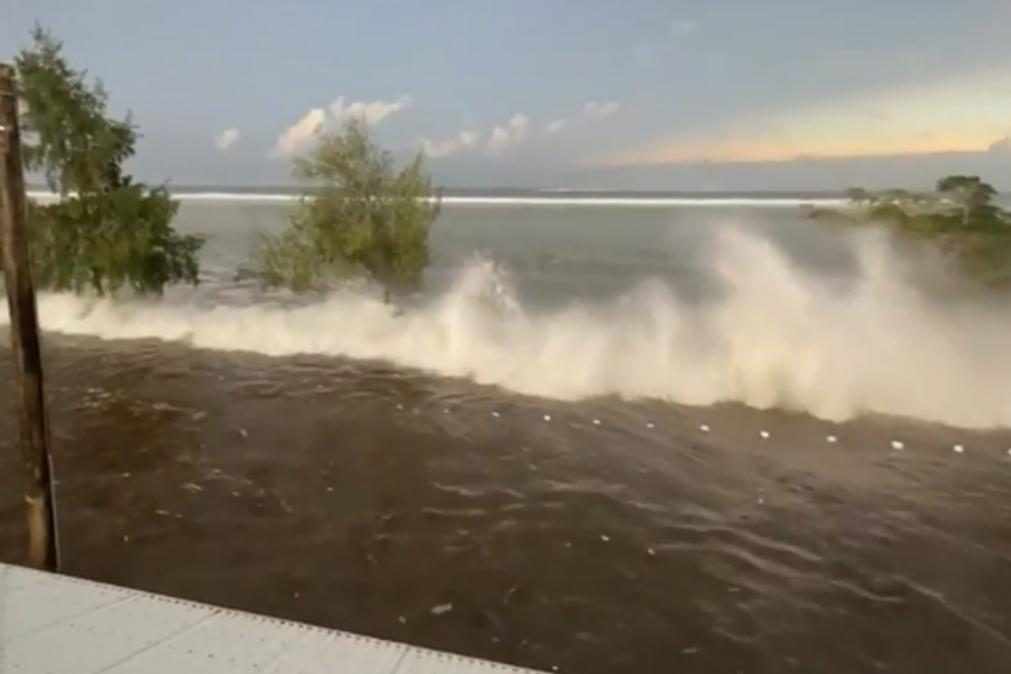 Tsunami atinge Tonga após erupção de vulcão submarino [vídeo]