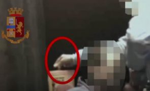 Covid-19: Enfermeiro detido por fingir vacinar negacionistas [vídeo]