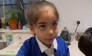 Criança de 5 anos não perdoa festa de Boris Johnson: «É um maroto»