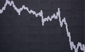 Bolsa de Tóquio fecha a perder 2,8%
