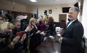 Ucrânia: Ex-presidente Poroshenko fica em liberdade apesar da acusação de 