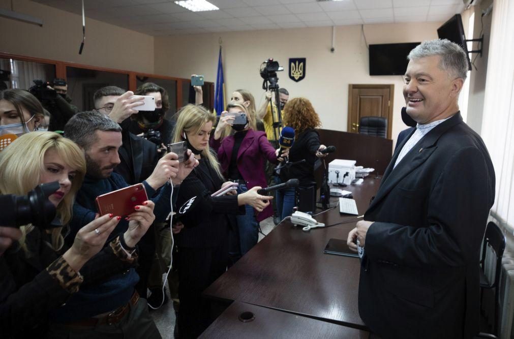 Ucrânia: Ex-presidente Poroshenko fica em liberdade apesar da acusação de 