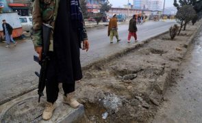 Afeganistão: Talibãs culpam comunidade internacional pela crise económica