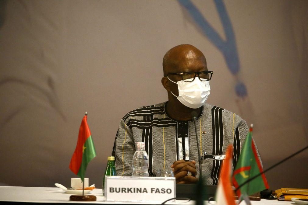 Militares detêm Presidente do Burkina Faso em aparente golpe de Estado
