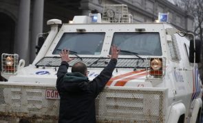 Covid-19: Polícia belga interpelou 239 pessoas após confrontos em marcha contra restrições