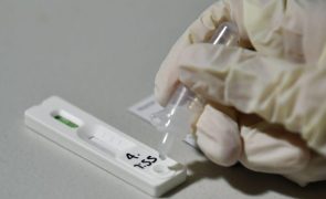 Pessoas infetadas e vacinadas contra a covid-19 adquirem “super imunidade”
