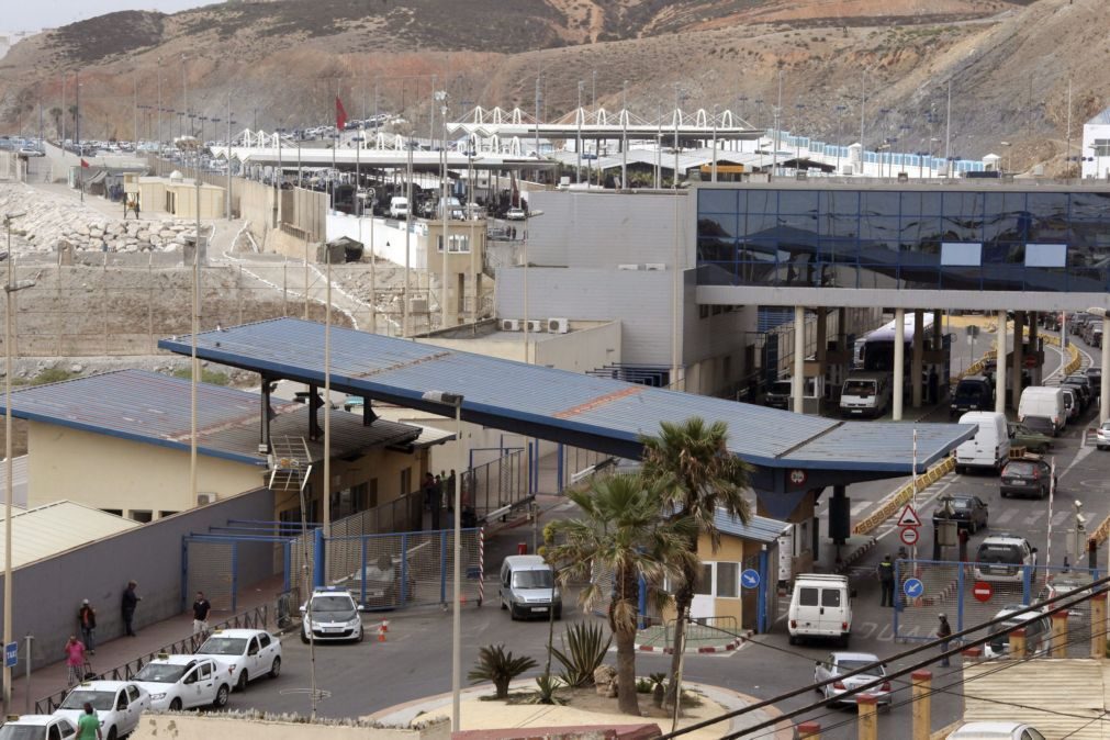 Cerca de 200 migrantes passam posto fronteiriço de Ceuta, Espanha, a correr