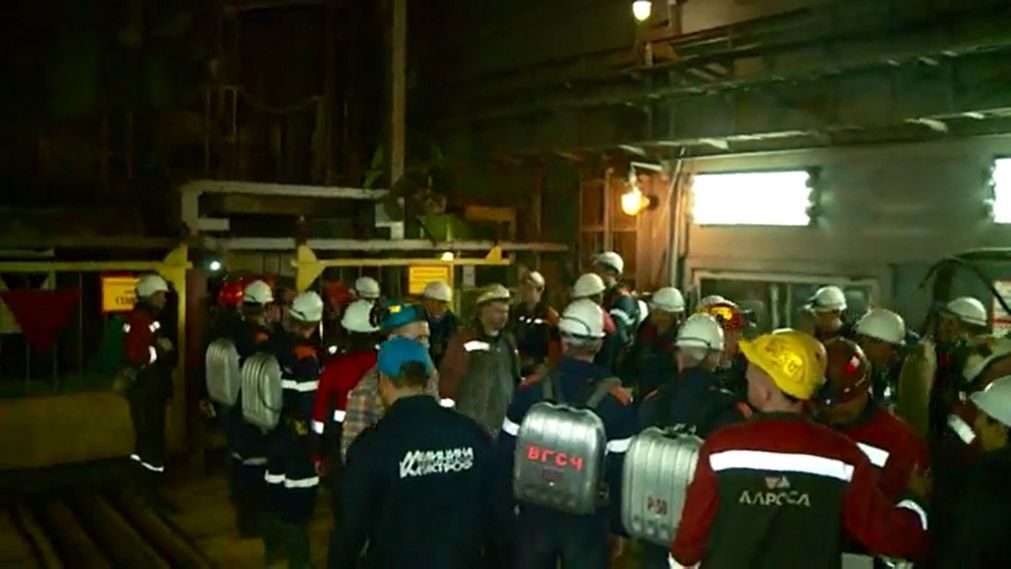 Equipas de resgate tentam contactar oito mineiros desaparecidos na Rússia
