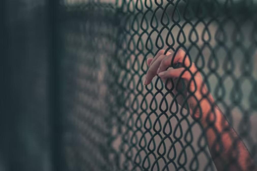 Homem que violou enteada aterroriza ex-mulher a partir da cadeia