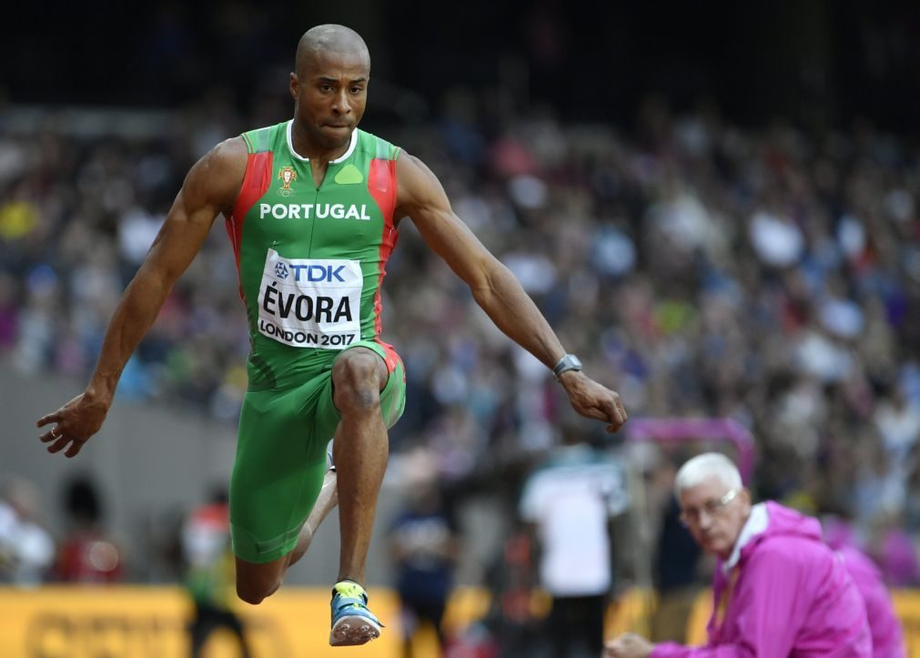 Nelson Évora qualificado para a final do triplo nos Mundiais de atletismo