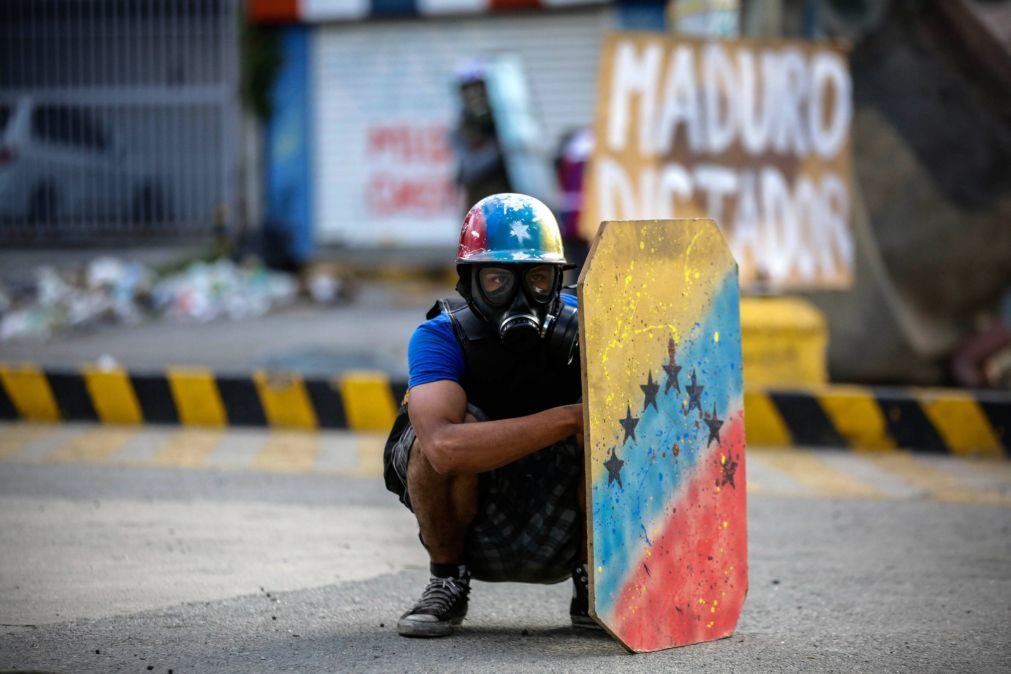 Manifestantes anti-regime da Venezuela sofrem com força excessiva e prisões