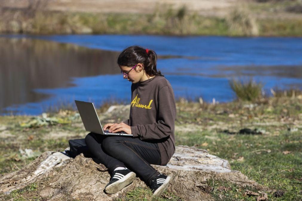 Um ano depois, aluna de Vimioso continua à procura de rede móvel para estudar