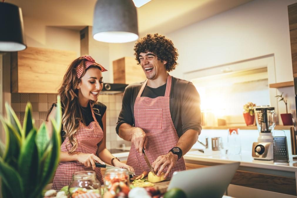 7 em cada 10 pessoas acreditam que cozinhar para o parceiro é mais íntimo do que fazer sexo