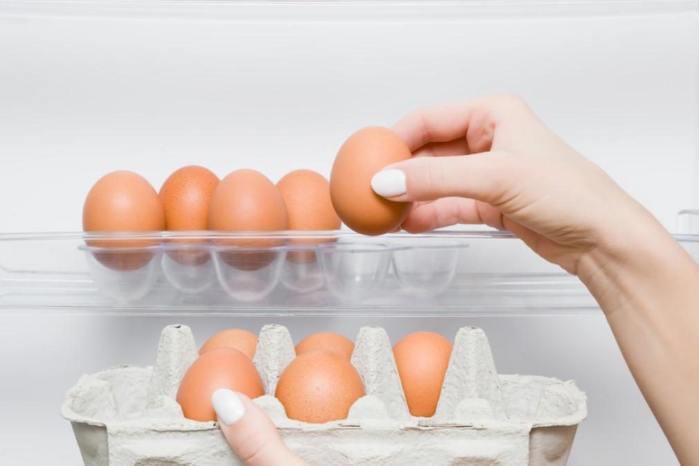 Fique a saber por que nunca deverá guardar ovos no frigorífico