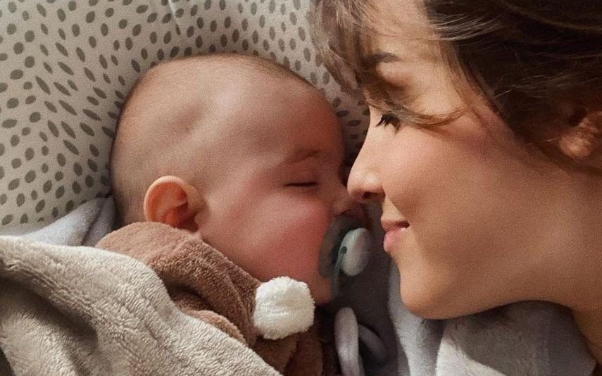 Angie Costa em lágrimas na despedida do filho de cinco meses [vídeo]