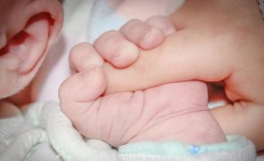 Bebé com covid-19 internado no São João já não está ligado ao ventilador