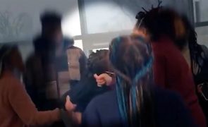 Professora detida por puxar cabelos a aluna menor [vídeo]