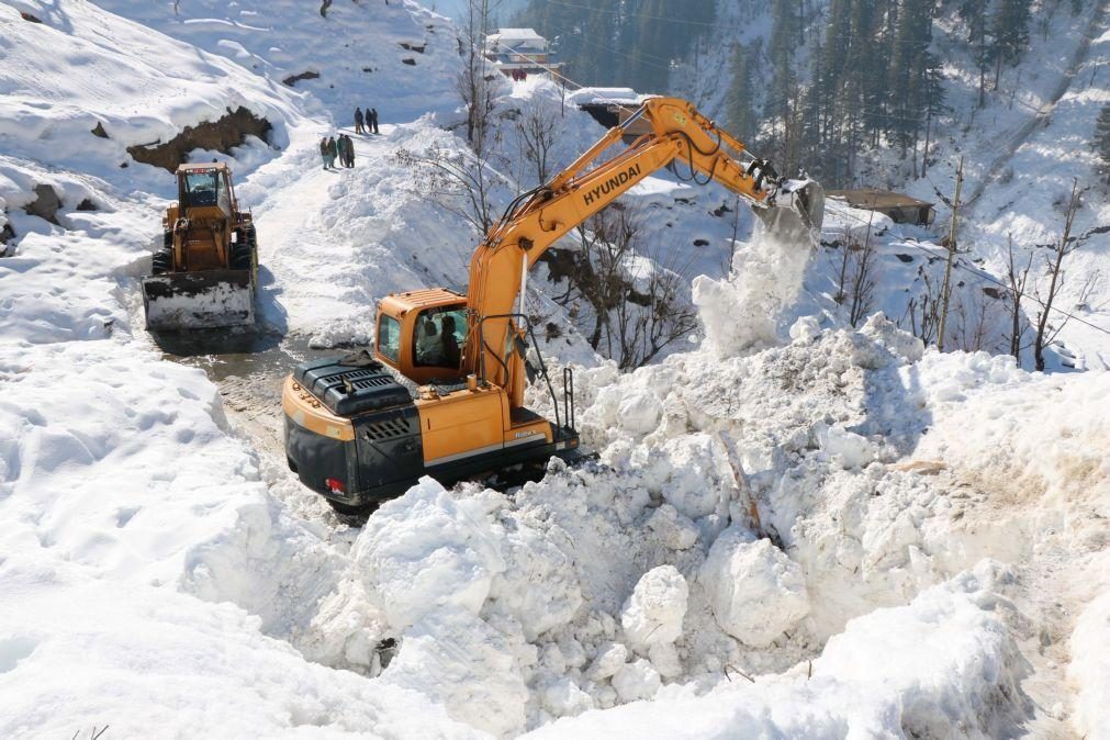 Avalanche mata pelo menos 19 pessoas em montanha do Afeganistão