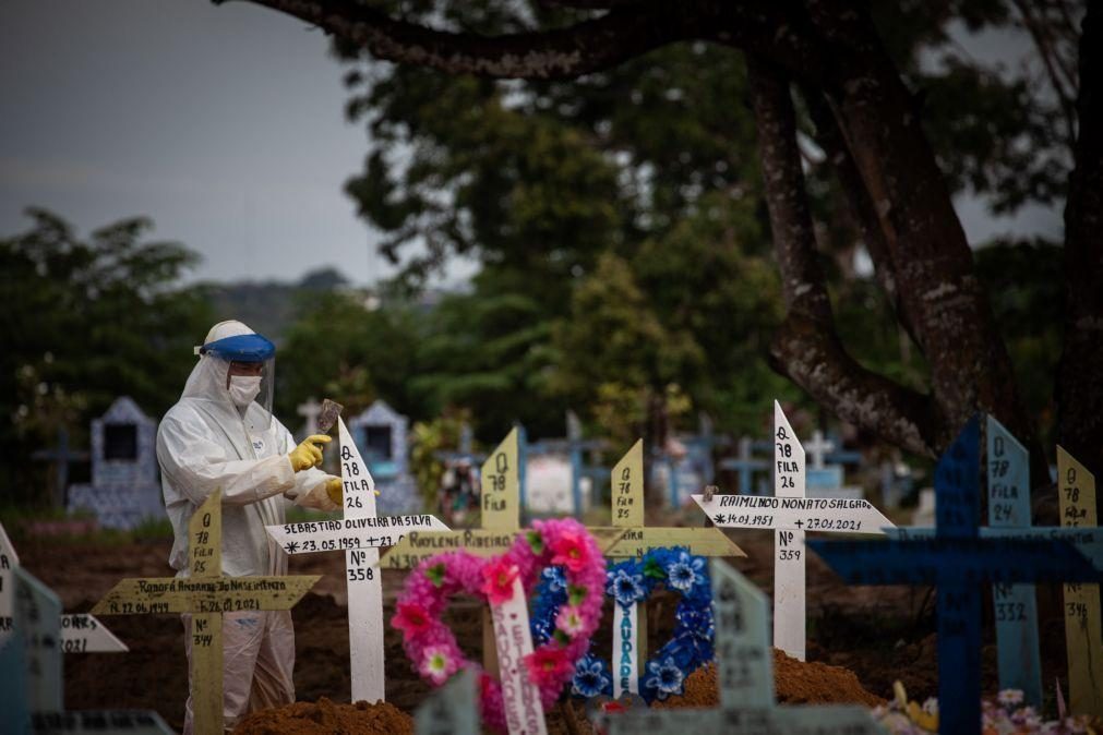 Casos de covid-19 baixam em todo o mundo, mas sobem as mortes