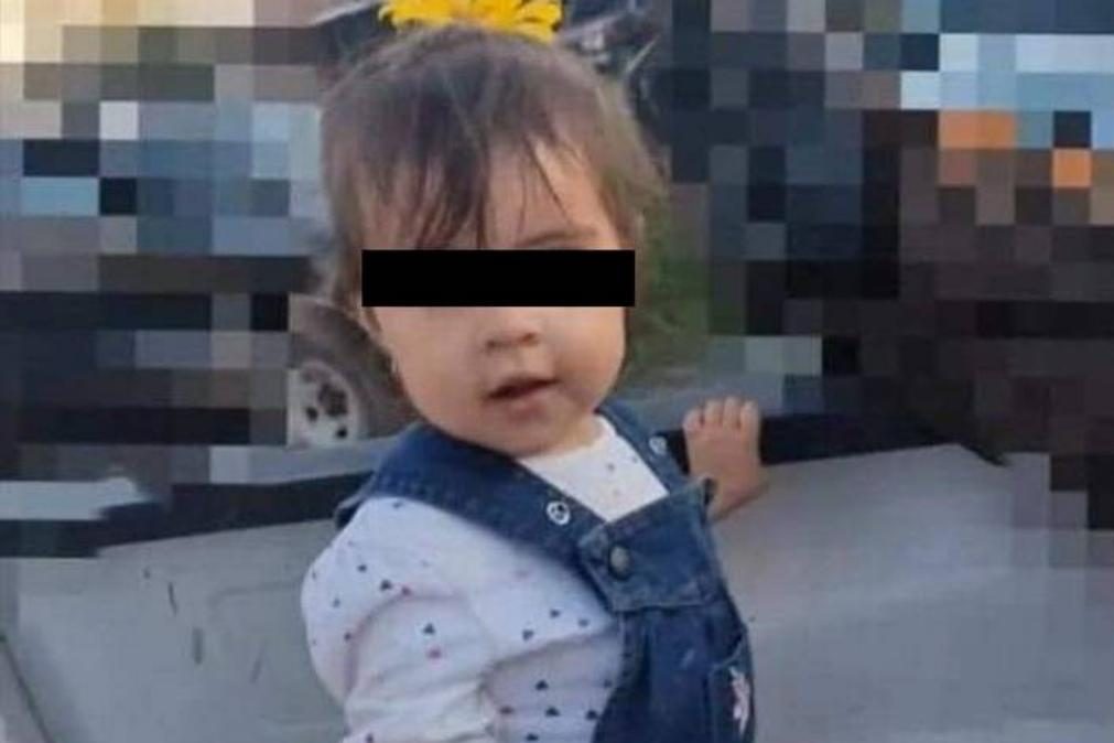 Menina de 2 anos morre após comer biscoito envenenado que era para o cão