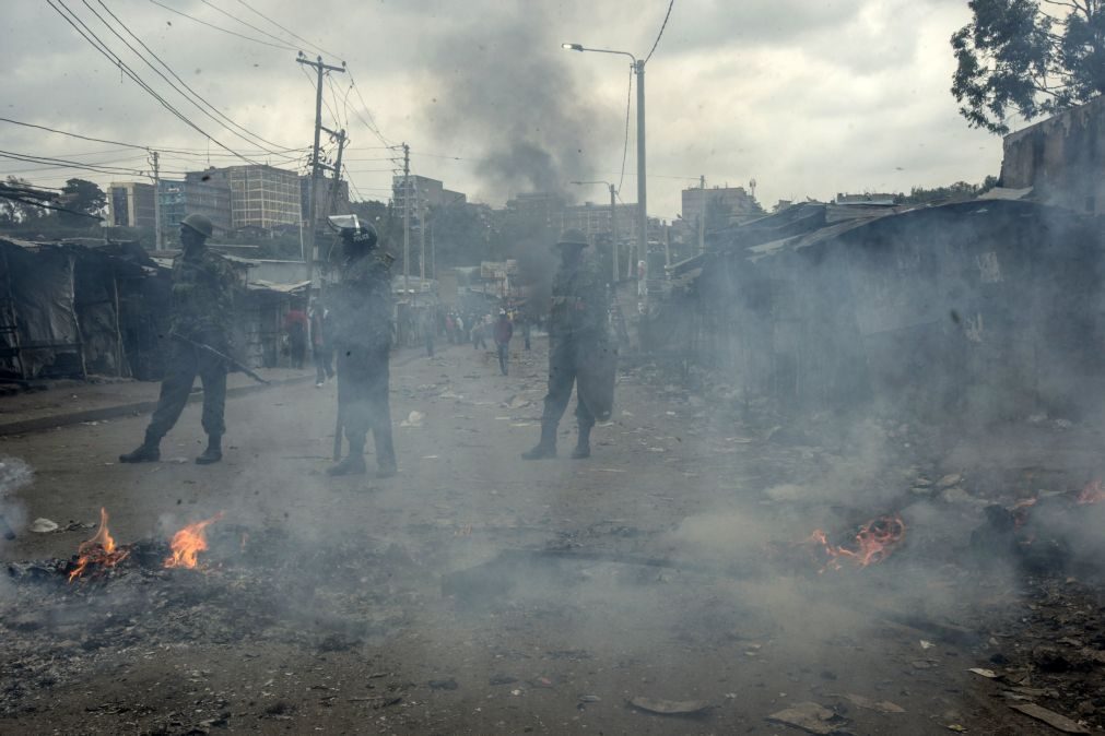 Polícia dispersa dezenas de pessoas com gás lacrimogéneo e tiros dezenas de pessoas