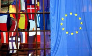 UE/Previsões: Ómicron 'desacelera' crescimento da zona euro para 4,0% este ano