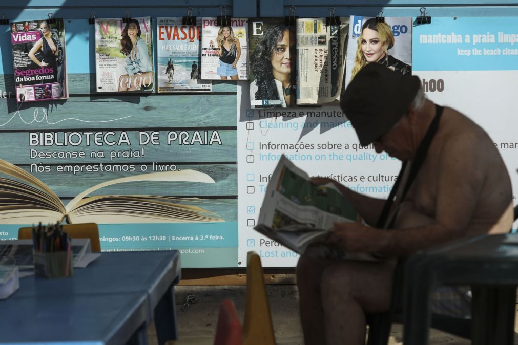 Bibliotecas de praia agradam a banhistas. Saiba aqui em que praias as encontrar