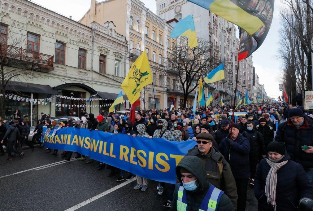 Ucrânia: Milhares manifestam-se em Kiev contra possível ofensiva russa