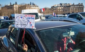 Covid-19: Manifestantes franceses dos 