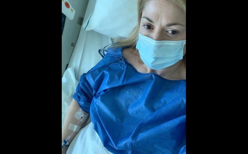 Rebeca foi operada e mostra-se no hospital: 