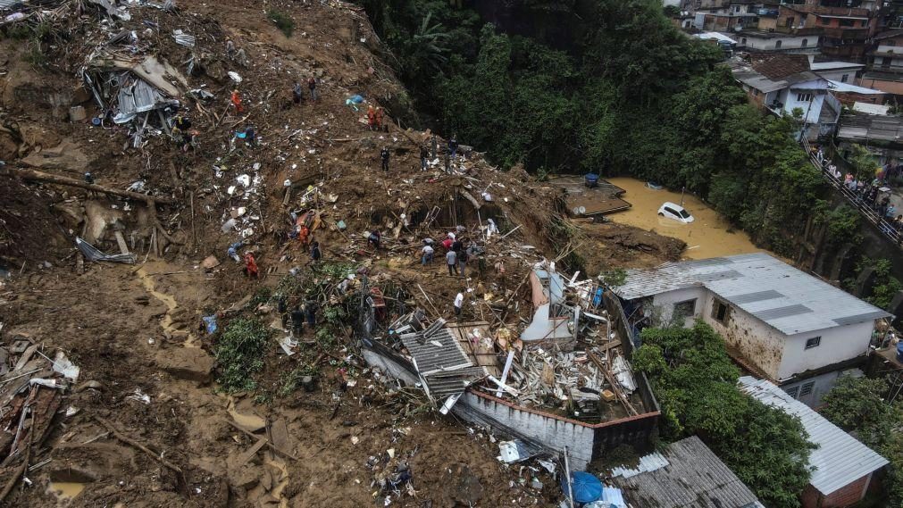 Sobe para 104 o número de mortos causado pelas fortes chuvas em Petrópolis