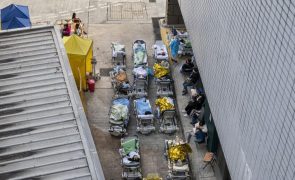 Covid-19: Hospitais de Hong Kong atingem 90% da capacidade com infeções a aumentar