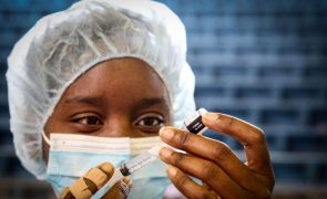 UE/África: Europa promete 450 milhões de vacinas e 425MEuro para acelerar vacinação