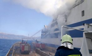 Onze pessoas dadas como desaparecidas após incêndio em 'ferry' ao largo da Grécia