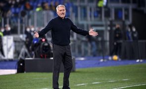 Mourinho expulso no empate caseiro da Roma com o Verona