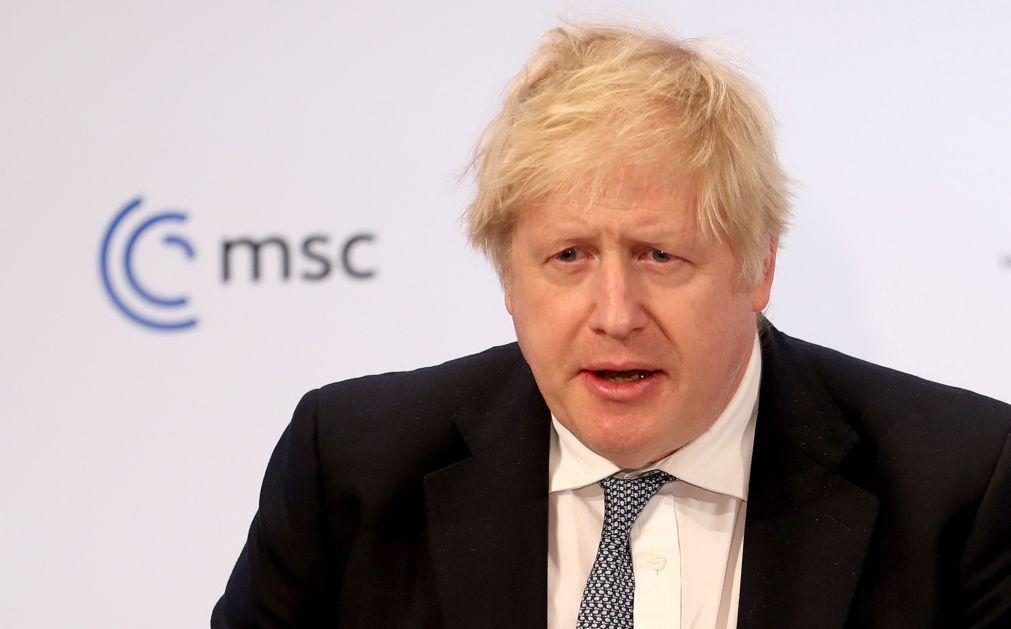 Ucrânia: Rússia planeia «maior guerra na Europa desde 1945», diz Boris Johnson