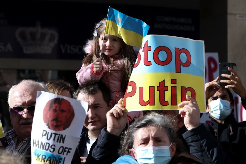Ucrânia: Meia centena manifesta-se no Porto com o lema 'Stop Putin'