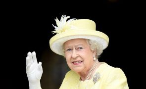 Rainha Isabel II cancela compromissos virtuais devido a sintomas da covid-19