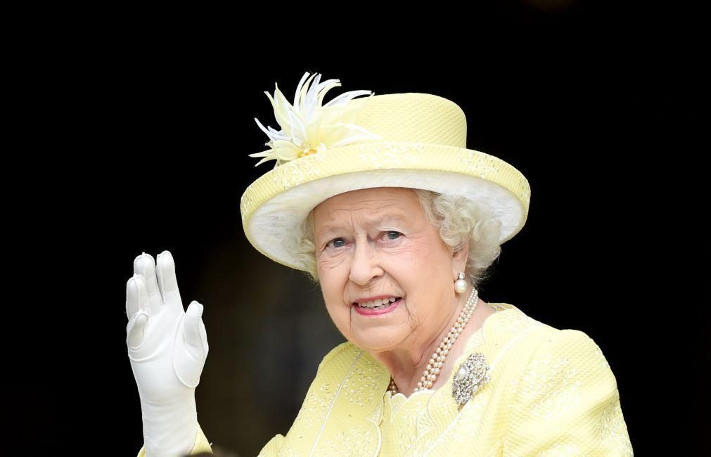 Rainha Isabel II cancela compromissos virtuais devido a sintomas da covid-19