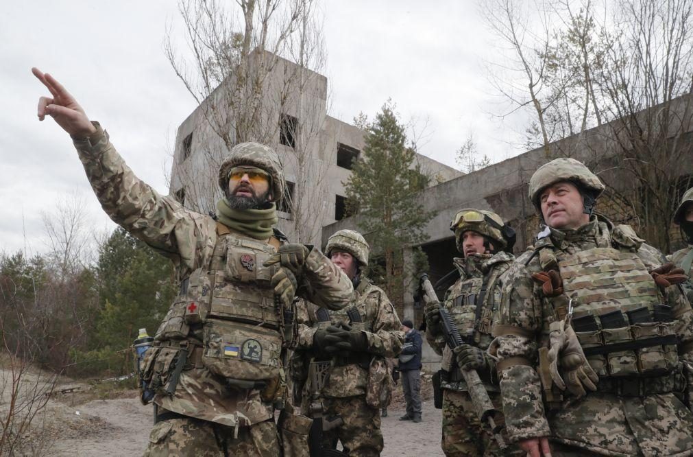 Ucrânia: Zelensky mobiliza militares na reserva para reforçarem Exército