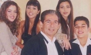 Khloé Kardashian presta homenagem ao pai com imagens únicas